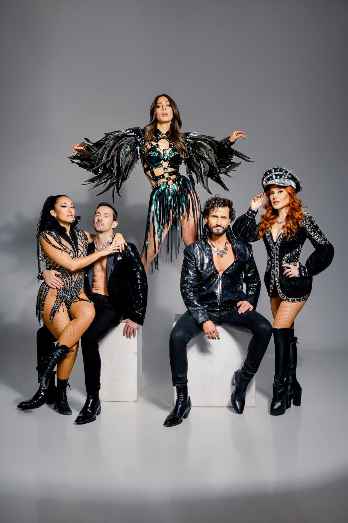 Artistas de Deluxxe Show con vestuario de gala